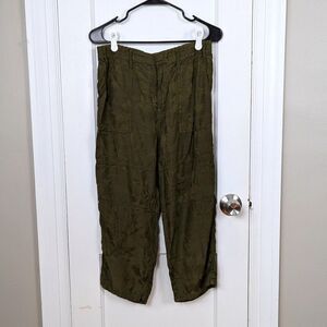 Anthropologie | Women’s Olive Green Floral Print Cropped Pants Size Small